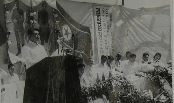 김일성이 1948년 인민공화국 수립후 한 행사에서 연설하고 있다.[사진= 네이버 이미지켑처]