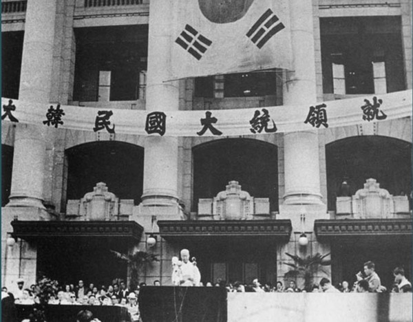 1948년 7월 24일에 중앙청 광장에서 열린 대통령취임식(大統領就任式)에서 취임사를 하는 이승만(李承晩).[사진=신수용대기자db]