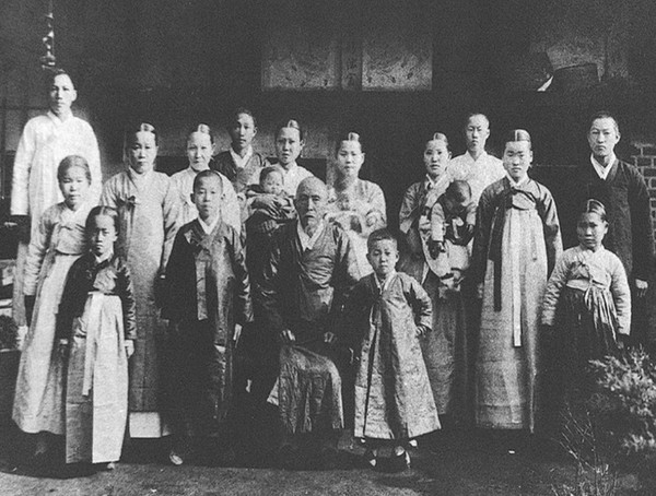 월남이상재 선생이 1913년 직계가족들과 가족사진을 촬영하고 있다[ 사진= 신수용 대기자DB]