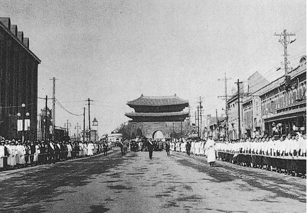 1927년 4월7일 월남 이상재 선생의 남대분부근에서 최초 사회장을 보기위한 서울시민들[사진=신수용 대기자DB]