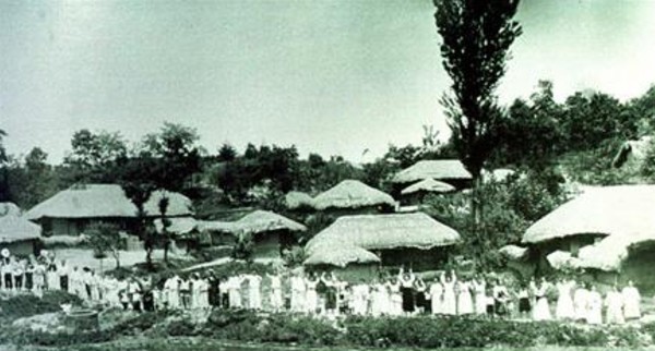 1959년 마을 앞에 도열해 이승만 대통령의 방문을 반기는 충북 청주지역 농민들. ‘농지개혁’에 대한 농민들의 열망은 엄청났다.[사진 정부 기록 사진집]