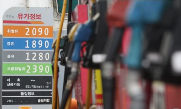 전국 주유소 휘발유 가격이 18주 연속 상승세를 보이고 있는 가운데 지난달 28일 서울 도심의 한 주유소에서 휘발유를 리터당 2,090원, 경유를 1,890원에 판매하고 있다.[사진=뉴스1]