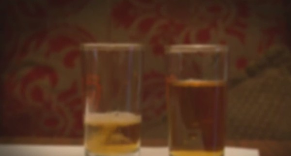 시중은행 지점장이 대출을 받으러온 여성에게 술자리로 불러내고 음주를 강요한 사실이 드러나 논란이 일고 있다[ 사진=SBS켑처]