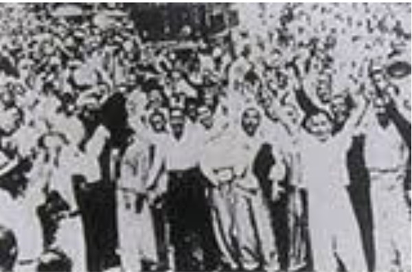 1945년 8월15일 서대문형무소에 투옥된 항일 독립운동가등이 출옥해 태극기를 들고 대한민국만세를 외치고 있다[ 사진=신수용 대기자db]